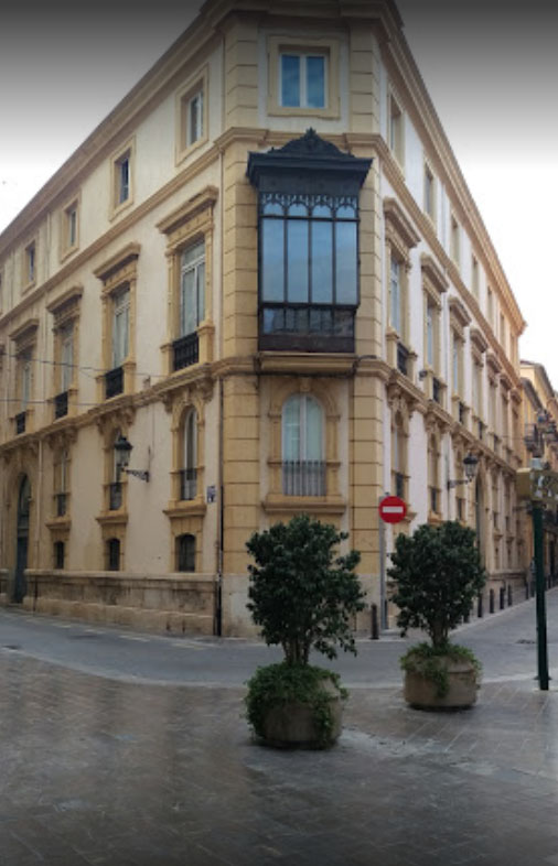 Sede de AVAPE en la Plaza Conde de Carlet 3 de Valencia: edificio de esquina con mirador acristalado