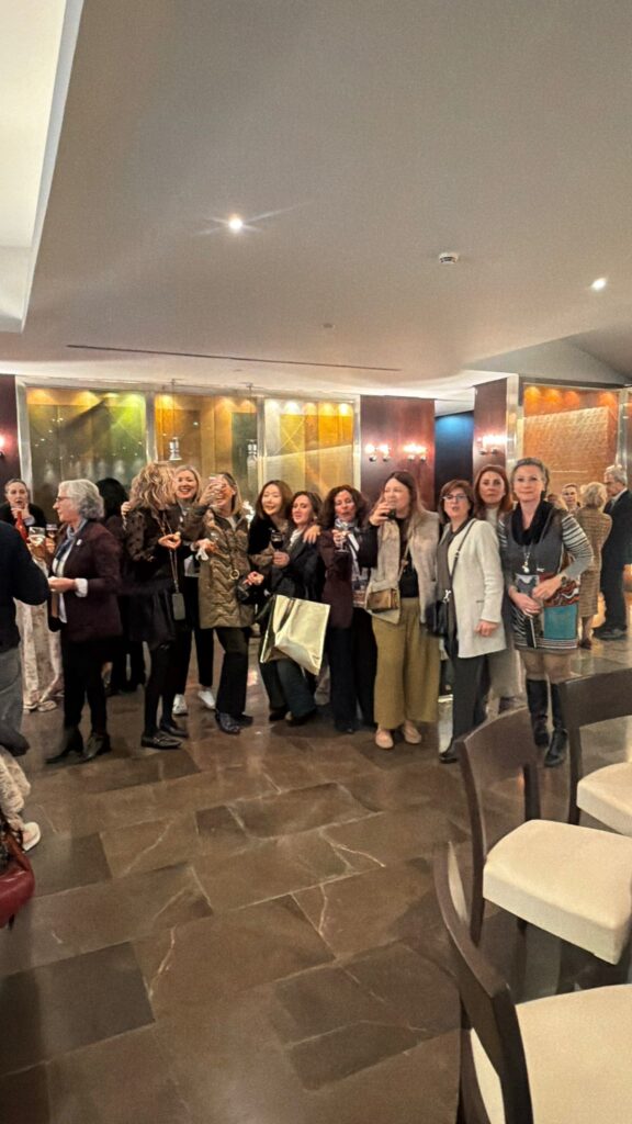 Socias y amigas de la profesión brindando juntas en el encuentro que AVAPE organizó durante los días de la feria